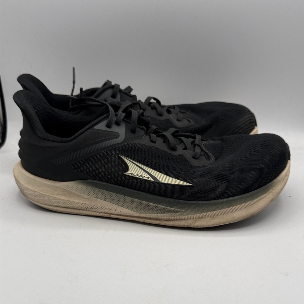 Altra TORIN 8 men’s 11.5 Black and White Athletic Shoes S16